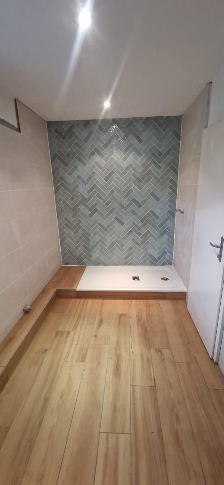 Badezimmer Hamburg-Sasel – Fischgrätenfliesen im modernen Design Modernes Badezimmer mit Fischgrätenfliesen an der Wand in Hamburg-Sasel